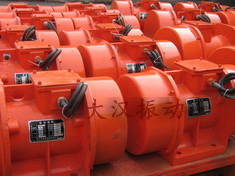 YZS振動(dòng)電機(jī)：加裝防護(hù)外殼，密封性強(qiáng)不易損壞。