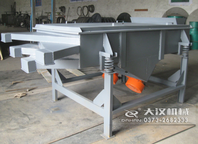  525型直線振動(dòng)篩采用碳鋼材質(zhì)，有四個(gè)出料口可同時(shí)篩出5種不同的物料等級(jí)。