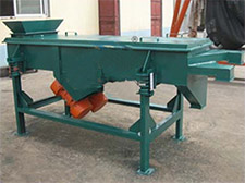 碳鋼加裝料斗的雙層直線振動篩。