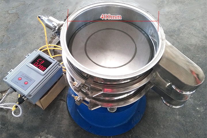 小型振動篩采用彈跳球為清網(wǎng)裝置，清網(wǎng)效果好。