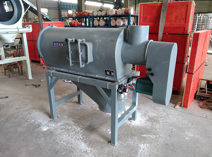 氣流篩采用碳鋼材質(zhì)的外殼，臥式的篩網(wǎng)利用風(fēng)力與物料的離心力對物料進(jìn)行篩分。產(chǎn)量高，效果好。