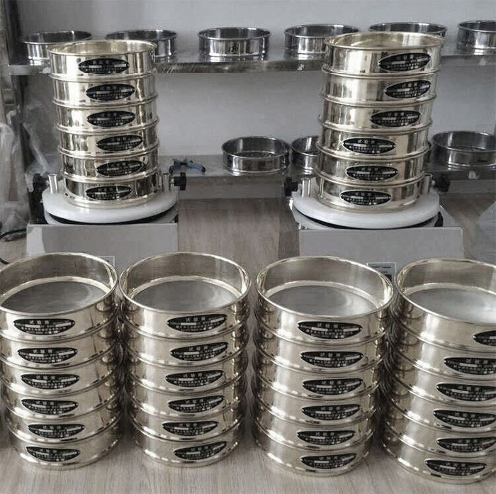 試驗(yàn)篩采用SUS403不生銹材質(zhì)，篩框壁厚0.6mm經(jīng)久耐用不變形，可耐400°高溫，可用于無(wú)機(jī)，有機(jī)溶液。