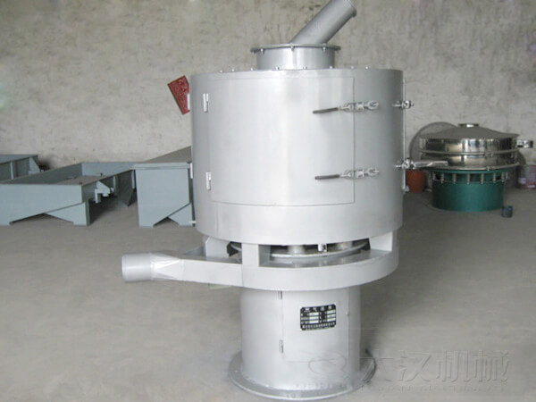 氣流篩與其它普通振動(dòng)篩不同的是其采用的是立式篩網(wǎng)，篩分主要?jiǎng)恿?lái)自風(fēng)機(jī)的吹動(dòng)帶動(dòng)物料撲向篩網(wǎng)，從而完成篩分目的。